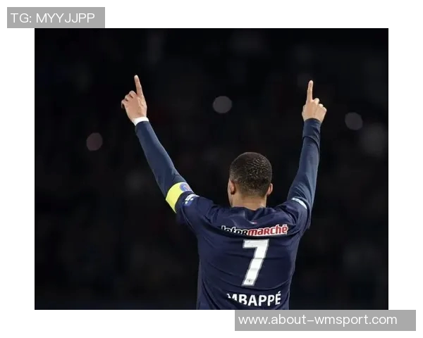 姆巴佩赛后与恩里克亲切交流并向前队友们表达一致意见