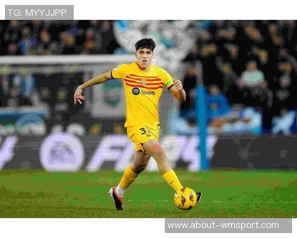 刚满18岁的小伙学驾照女友驾车送他去巴萨训练场