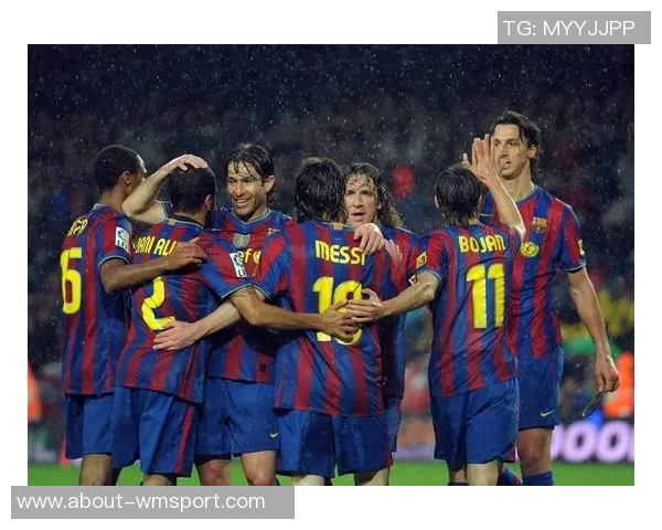 巴萨重返诺坎普进行公开训练球员教练齐聚合影留念展现团队精神 巴萨重返诺坎普进行公开训练球员教练齐聚合影留念展现团队精神