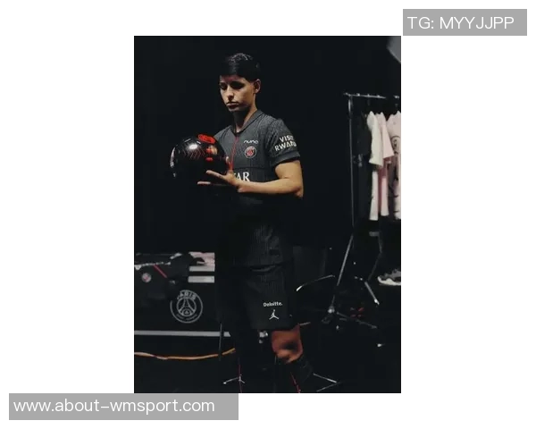 巴黎圣日耳曼全新2025-26赛季第四球衣发布尽显优雅与时尚魅力